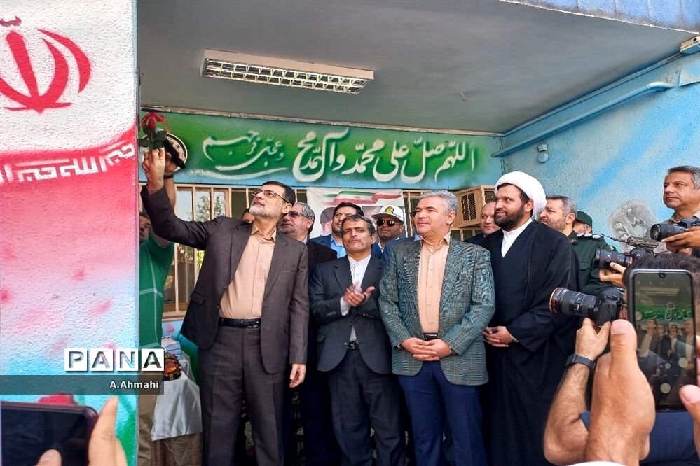 مراسم نواختن زنگ نمادین آغاز سال تحصیلی ۱۴۰۳-۱۴۰۲ در منطقه ۱۵