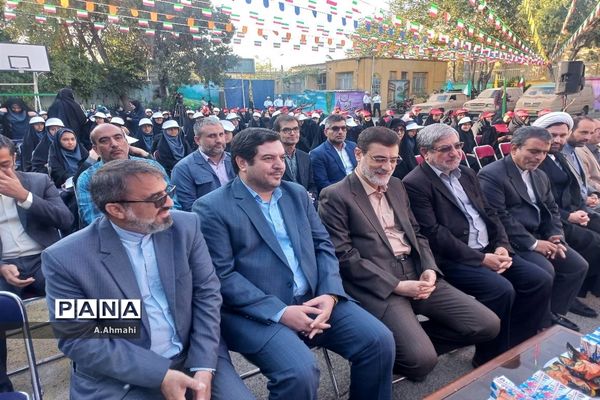 مراسم نواختن زنگ نمادین آغاز سال تحصیلی ۱۴۰۳-۱۴۰۲ در منطقه ۱۵