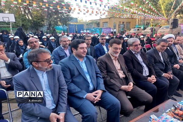 مراسم نواختن زنگ نمادین آغاز سال تحصیلی ۱۴۰۳-۱۴۰۲ در منطقه ۱۵