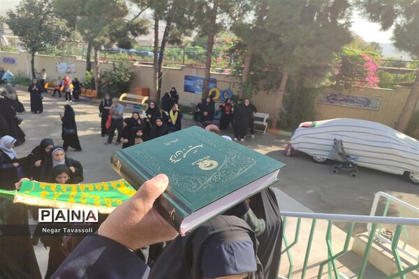 نواختن زنگ مهر در مدرسه شاهد 16 ناحیه چهار شیراز