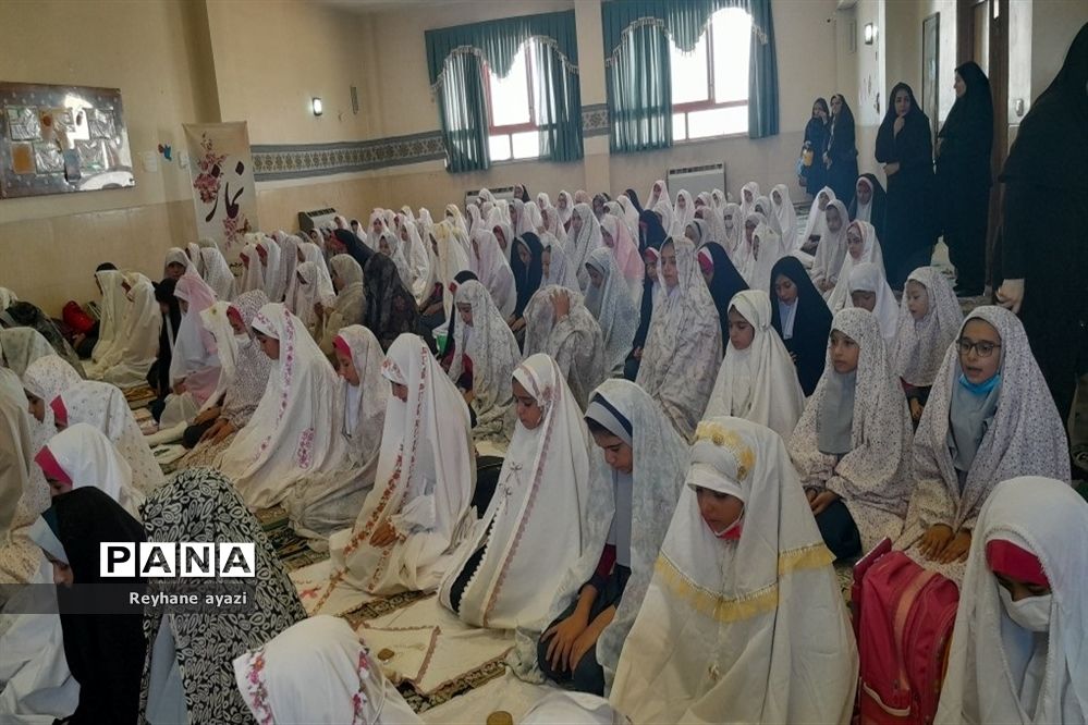 اقامه اولین نماز جماعت در مدرسه ۱۷ شهریور ناحیه ۵ شهر اصفهان