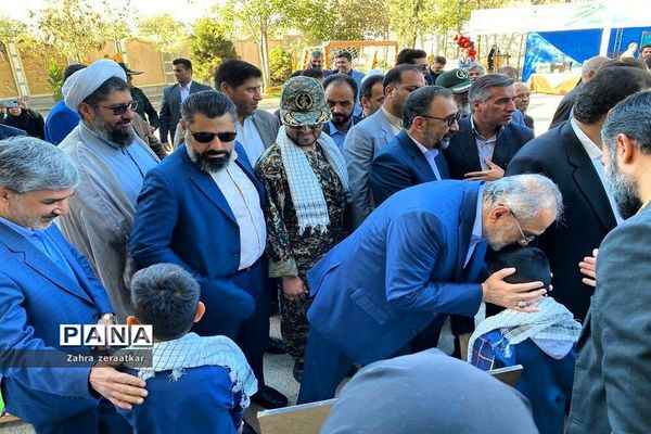 نواخته شدن زنگ آغاز سال تحصیلی در مشهد با حضور معاون رئیس جمهوری در مشهد