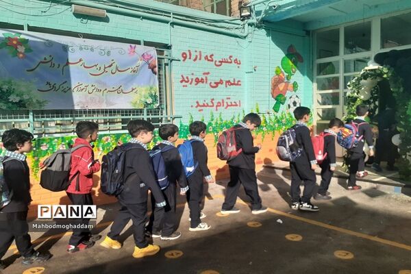 جشن آغاز سال تحصیلی جدید در دبستان احمد معینی منطقه ۱۳