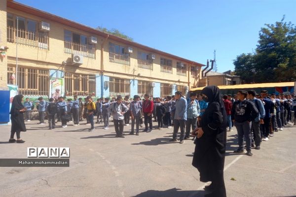 زنگ آغاز سال تحصیلی جدید در دبیرستان سلمان پارسی