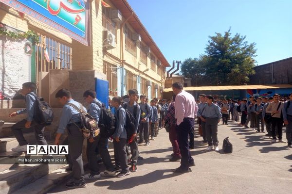 زنگ آغاز سال تحصیلی جدید در دبیرستان سلمان پارسی