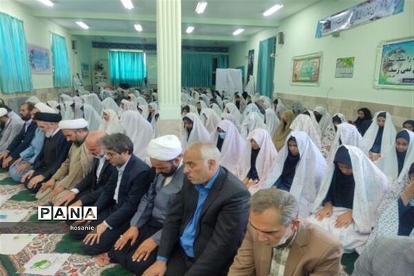 اقامه نماز جماعت در اولین روز بازگشایی مدارس خراسان جنوبی