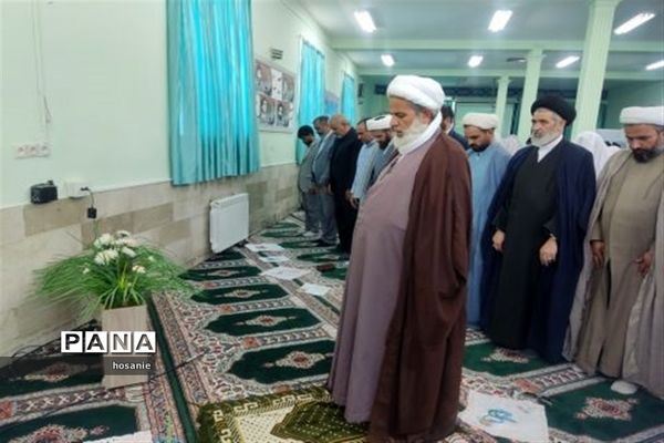 اقامه نماز جماعت در اولین روز بازگشایی مدارس خراسان جنوبی