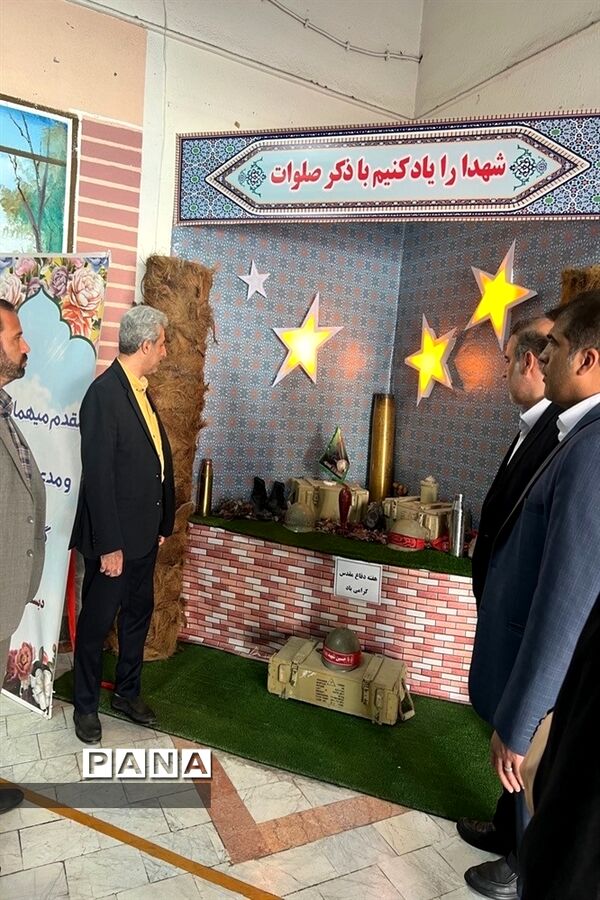 رونمایی از یادواره شهدا در مدرسه شاهد فیروزکوهی