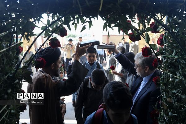 نواختن زنگ آغاز سال تحصیلی جدید توسط شهردار مشهد