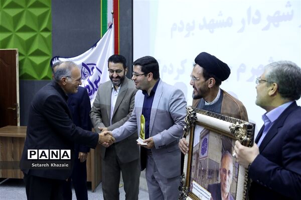 نواختن زنگ آغاز سال تحصیلی جدید توسط شهردار مشهد
