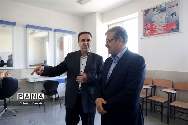نواختن زنگ آغاز سال تحصیلی جدید توسط شهردار مشهد
