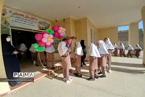 نواخته شدن زنگ مهر و مقاومت در مدرسه شهید حسین زارع زاده شهرستان مهریز