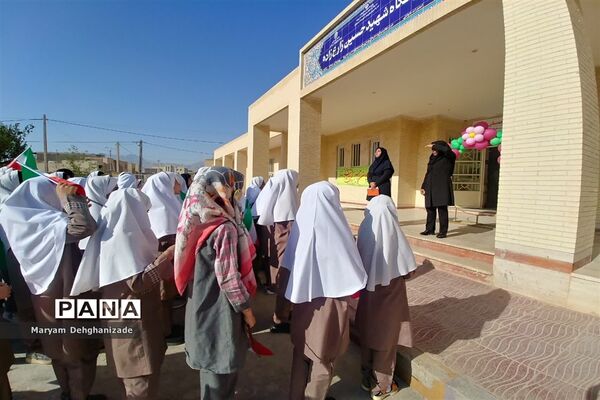 نواخته شدن زنگ مهر و مقاومت در مدرسه شهید حسین زارع زاده شهرستان مهریز