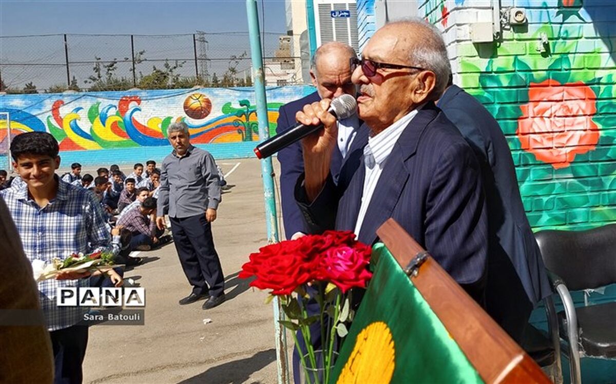 دانش‌آموزان تلاش کنند تا کشور را سربلند کنند