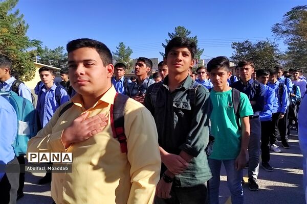 زنگ مهر و ایثار در دبیرستان نمونه آیت‌الله خامنه‌ای کاشمر