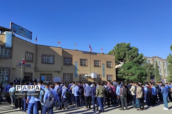 زنگ مهر و ایثار در دبیرستان نمونه آیت‌الله خامنه‌ای کاشمر