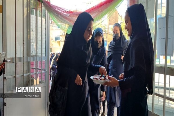 مراسم شروع سال تحصیلی و بزرگداشت هفته دفاع مقدس در دبیرستان شرف