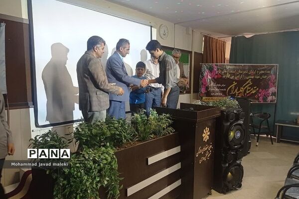 جشن دانش‌آموزان قبولی پایه هفتم در دبیرستان استعدادهای درخشان شهید بهشتی رودهن