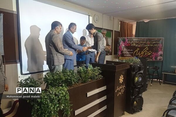 جشن دانش‌آموزان قبولی پایه هفتم در دبیرستان استعدادهای درخشان شهید بهشتی رودهن