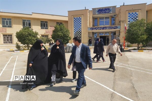 بازدید مدیرآموزش پرورش ناحیه چهارشیراز از مدارس در اولین روز مهرماه