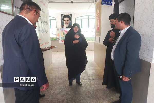 بازدید مدیرآموزش پرورش ناحیه چهارشیراز از مدارس در اولین روز مهرماه