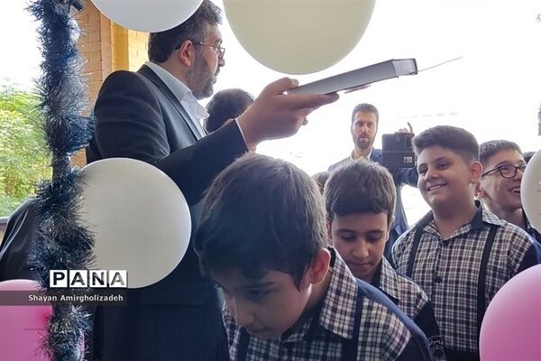 آیین نواختن زنگ مهر در مدرسه شاهد و کمال شهرستان‌قرچک