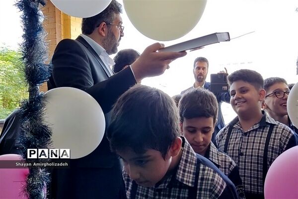 آیین نواختن زنگ مهر در مدرسه شاهد و کمال شهرستان‌قرچک
