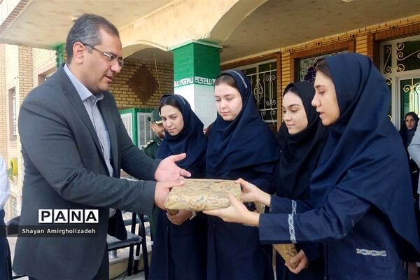 آیین نواختن زنگ مهر در مدرسه شاهد و کمال شهرستان‌قرچک