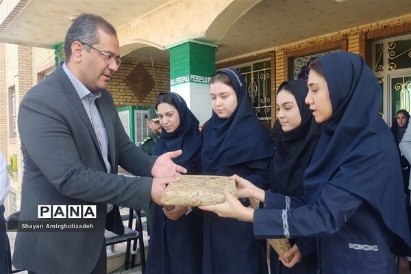 آیین نواختن زنگ مهر در مدرسه شاهد و کمال شهرستان‌قرچک