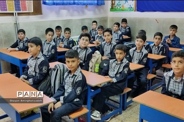 آیین نواختن زنگ مهر در مدرسه شاهد و کمال شهرستان‌قرچک