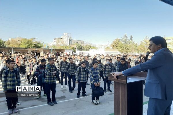آغاز سال تحصیلی جدید باحضور پرشور دانش‌آموزان در دبیرستان پسرانه عبدالحسین قفلی