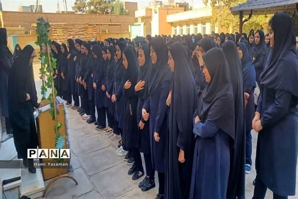 نواخته شدن زنگ بهار علم و دانش در دبیرستان دخترانه خادم زاده اردکان
