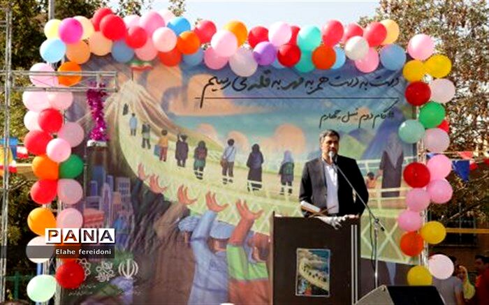 دانش‌آموزان در تعیین سرنوشت کشور نقش به‌سزایی دارند