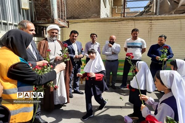 زنگ مهربانی در دبستان حقیقت منطقه ۱۳