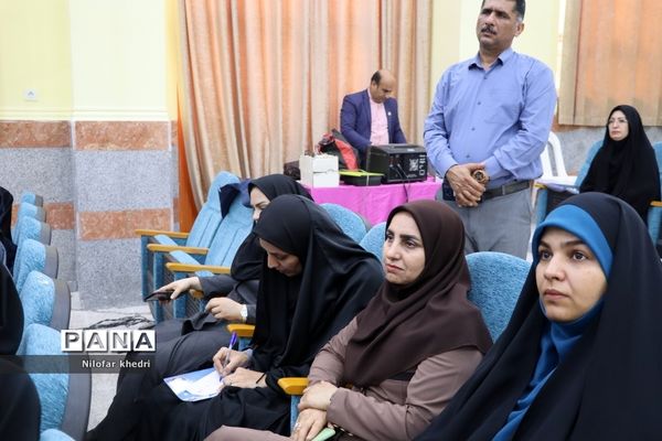 نشست صمیمی  استاندار بوشهر با کادر مدرسه استثنایی دوستان شهرستان بوشهر