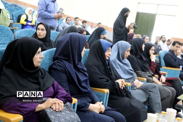 نشست صمیمی  استاندار بوشهر با کادر مدرسه استثنایی دوستان شهرستان بوشهر