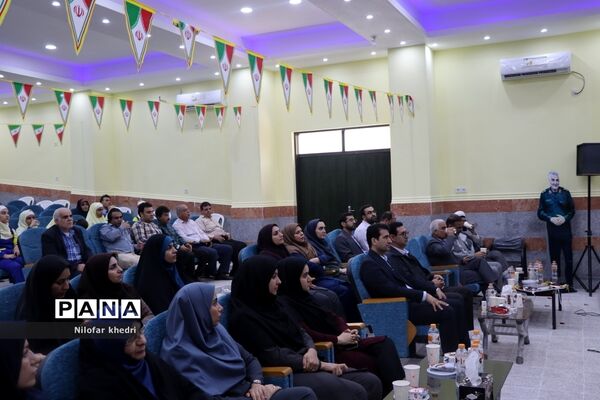نشست صمیمی  استاندار بوشهر با کادر مدرسه استثنایی دوستان شهرستان بوشهر