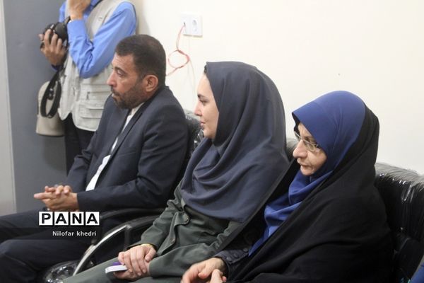 نشست صمیمی  استاندار بوشهر با کادر مدرسه استثنایی دوستان شهرستان بوشهر