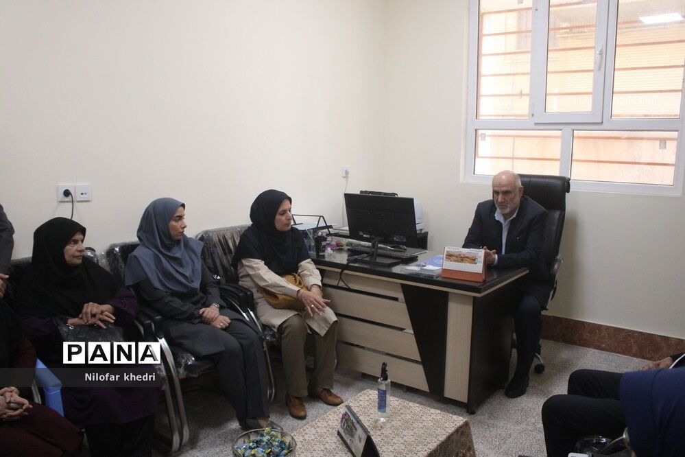نشست صمیمی  استاندار بوشهر با کادر مدرسه استثنایی دوستان شهرستان بوشهر