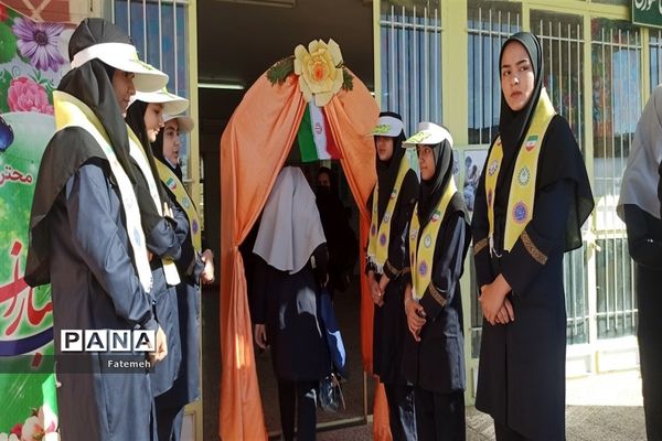 نواختن زنگ نماز، ایثار و مقاومت همزمان با آغاز سال تحصیلی جدید در دبیرستان برادران طباطبایی