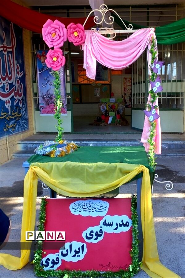 نواختن زنگ علم و دانش در دبیرستان الزهرا (س)