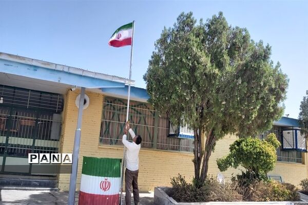 نواختن زنگ علم و دانش در دبیرستان الزهرا (س)
