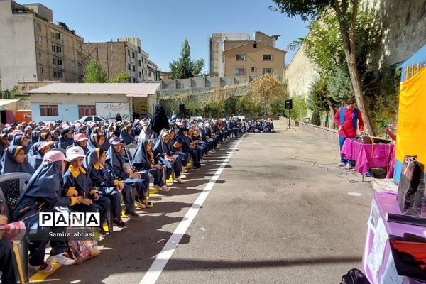 جشن آغاز امامت امام‌زمان(عج) در دبستان شهید سجادیان رودهن