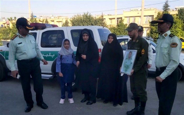 همراهی  جانشین فرماندهی انتظامی شیراز با دخترشهید رنجبر  همزمان با آغاز سال تحصیلی