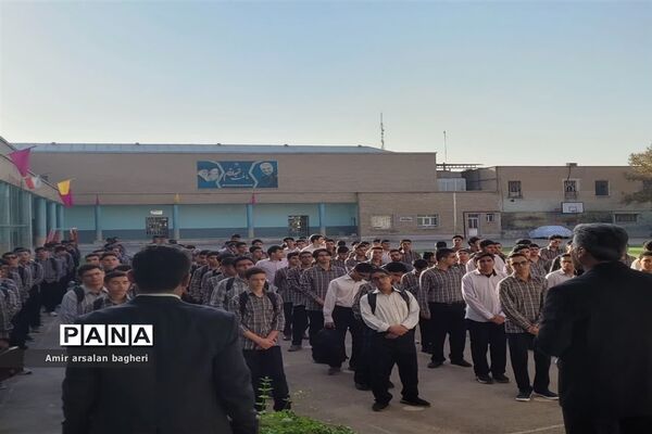 مراسم آغازسال تحصیلی جدید در دبیرستان هیات امنایی ماندگار نمازی ناحیه ۴ شیراز