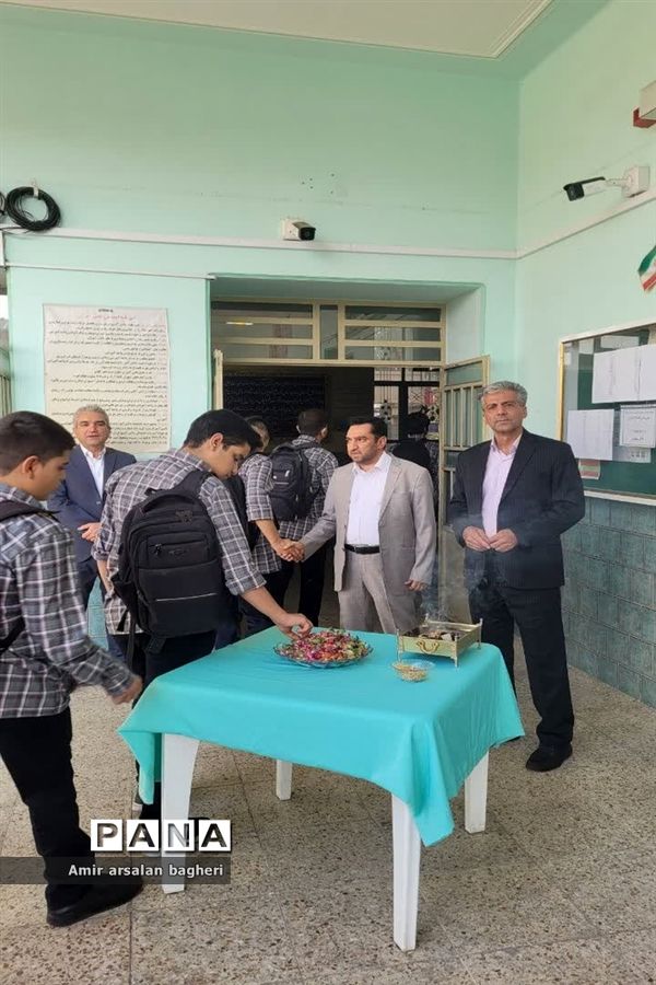 مراسم آغازسال تحصیلی جدید در دبیرستان هیات امنایی ماندگار نمازی ناحیه ۴ شیراز