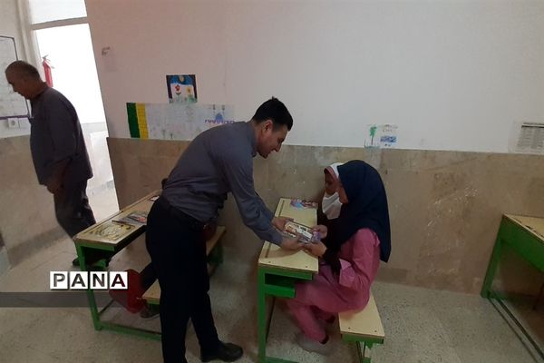 توزیع لوازم التحریر در بین دانش‌آموزان روستاهای حوزه پساکوه شهرستان کلات