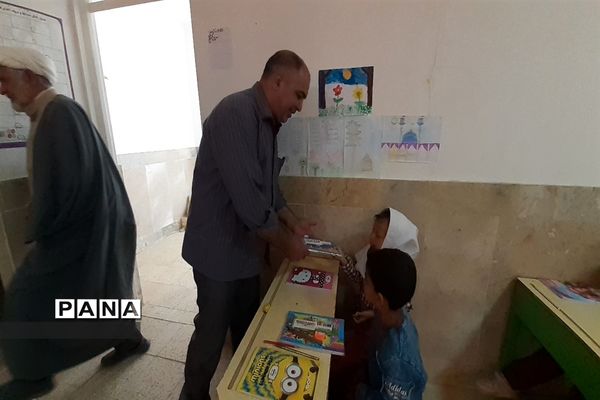توزیع لوازم التحریر در بین دانش‌آموزان روستاهای حوزه پساکوه شهرستان کلات