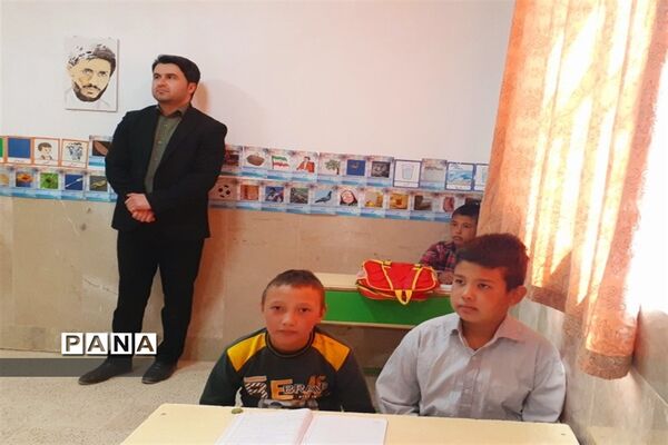 توزیع لوازم التحریر در بین دانش‌آموزان روستاهای حوزه پساکوه شهرستان کلات