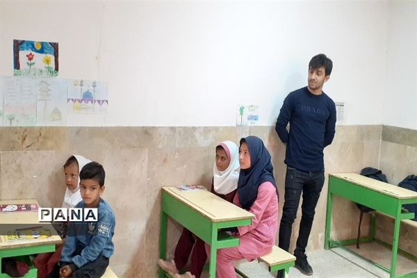 توزیع لوازم التحریر در بین دانش‌آموزان روستاهای حوزه پساکوه شهرستان کلات